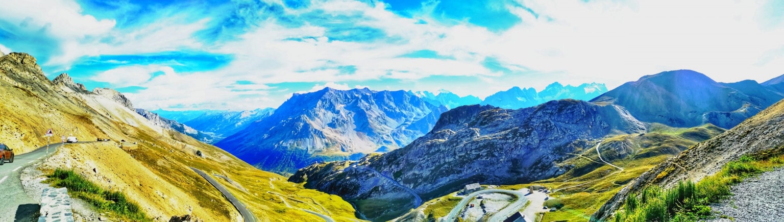 Der Blick vom Col du Galibier ist eine der Reisefotografien in der Galerie Raum I von Eva Leopoldi. Deutlich sieht man die besondere Leopoldi-Art und doch zeigt es den normalen Panoramablick zur einen Seite.