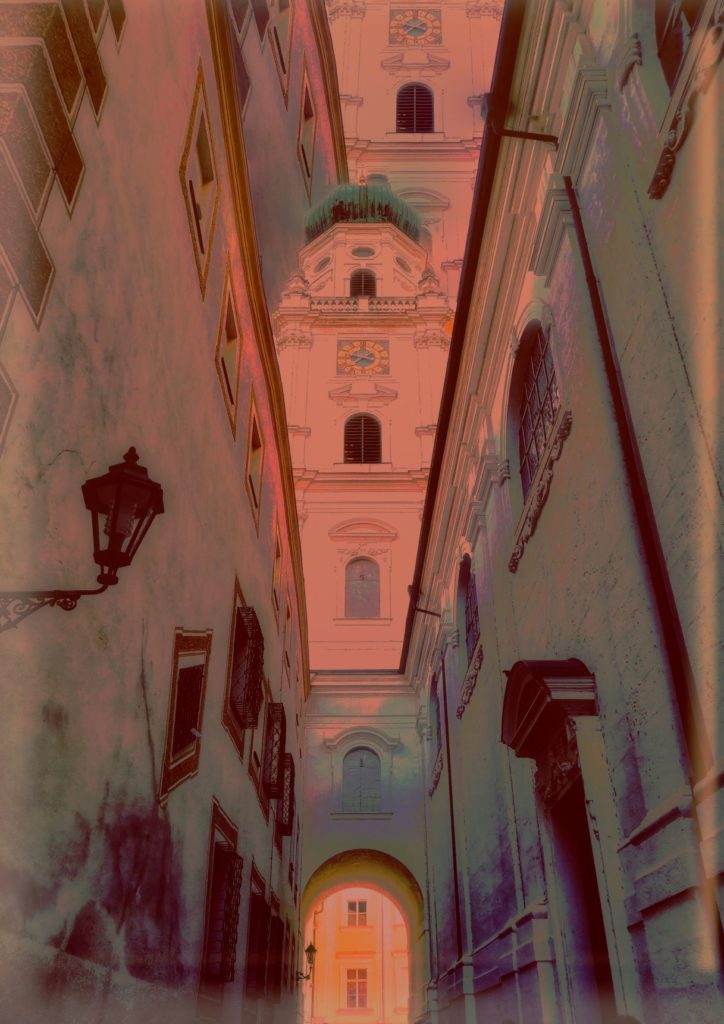 Eine Fotografie von Eva Leopoldi, die den Blick auf den Passauer Dom zeigt, aufgenommen durch einen Torbogen. Dieses Foto steht für den Galerieraum I - Darstellende Fotografie.