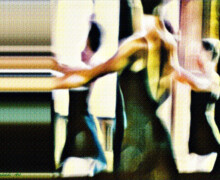 Eine Arbeit von Eva Leopoldi. Man sieht drei Balletttänzerinnen, die Arme erhoben und leicht abstrahiert. Bei zwei der Tänzerinnen sind die Arme digital in die Länge gezogen und verlassen das Bild. Generell ist das Foto im Stil der Pointillisten bearbeitet. Wenn man es näher betrachtet, sieht man die einzelnen Farbpunkte.